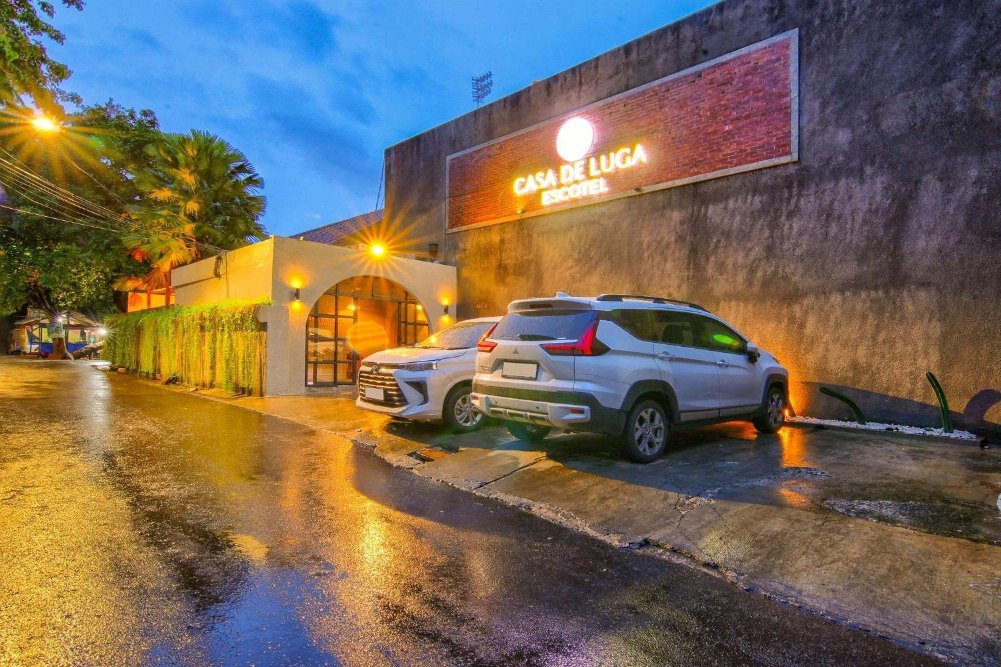 Escotel Casa De Luga Jakarta Exteriör bild